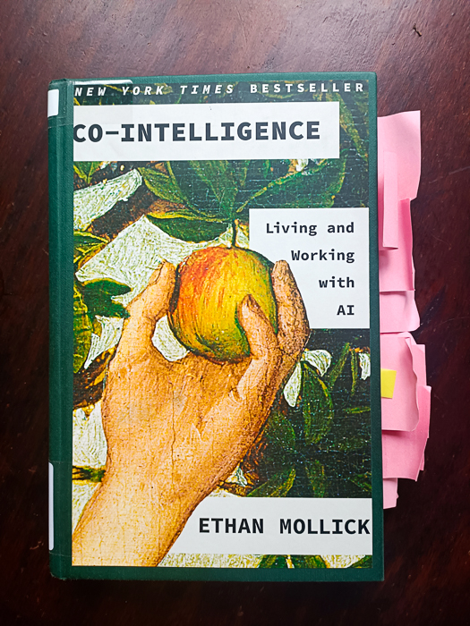 Gelesen: Co-Intelligenz  - Leben und Arbeiten mit künstlicher Intelligenz – Ein Sachbuch das zurechtrückt und auch ein wenig dabei hilft, die Perspektive zu verändern.
Ethan Mollick - 