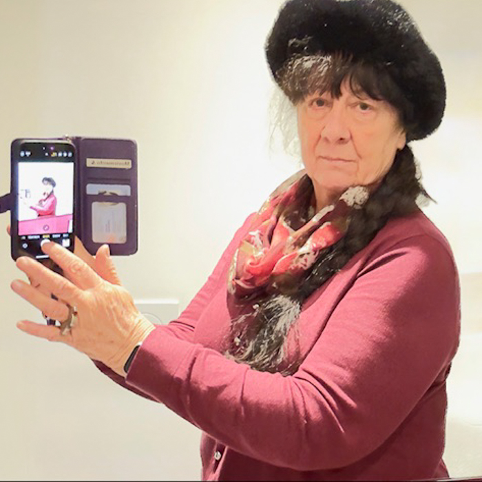 Christine Bernberger - Den Musen reicht es, Sie fotografieren selber und stellen sich vor...